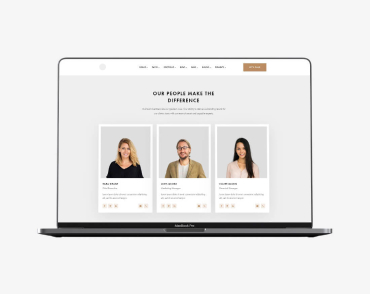 Интерфейс веб-сайта изображен на экране ноутбука