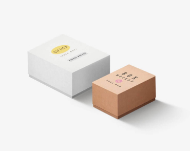 Большая белая подарочная коробка и коричневая коробка поменьше расположены рядом